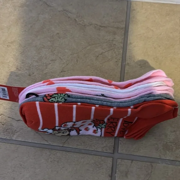 NWT 5 pairs of strawberry shortcake socks size 4-10 - Picture 5 of 6